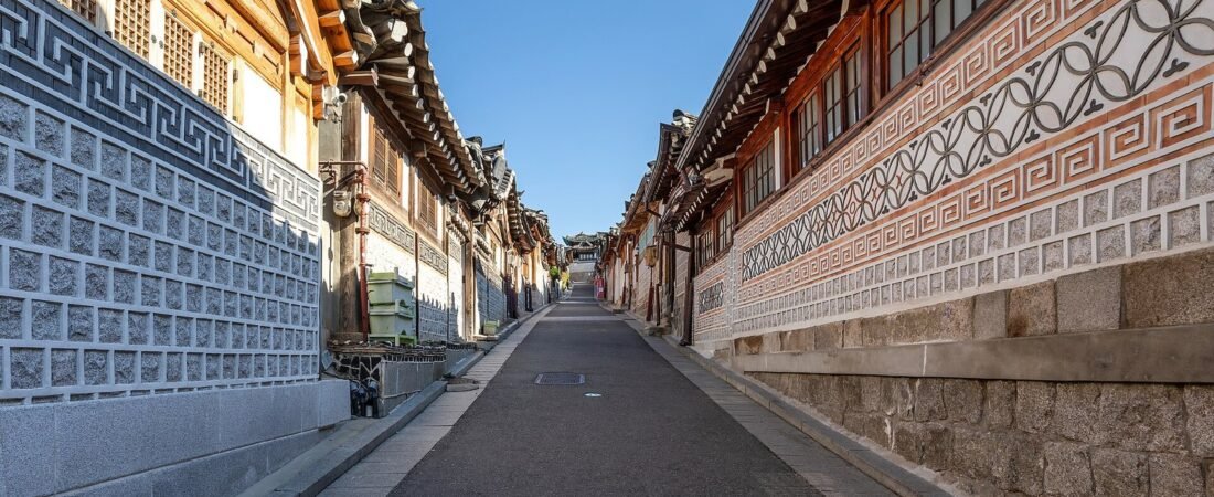 Bukchon Hanok Village 2026: Hours, Subway & Food Guide