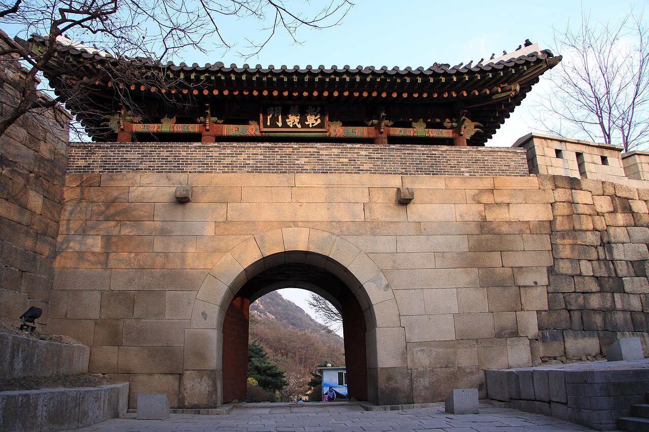 Changuimun Gate in Buam-dong, the neighborhood of Gyeyeolsa fried chicken