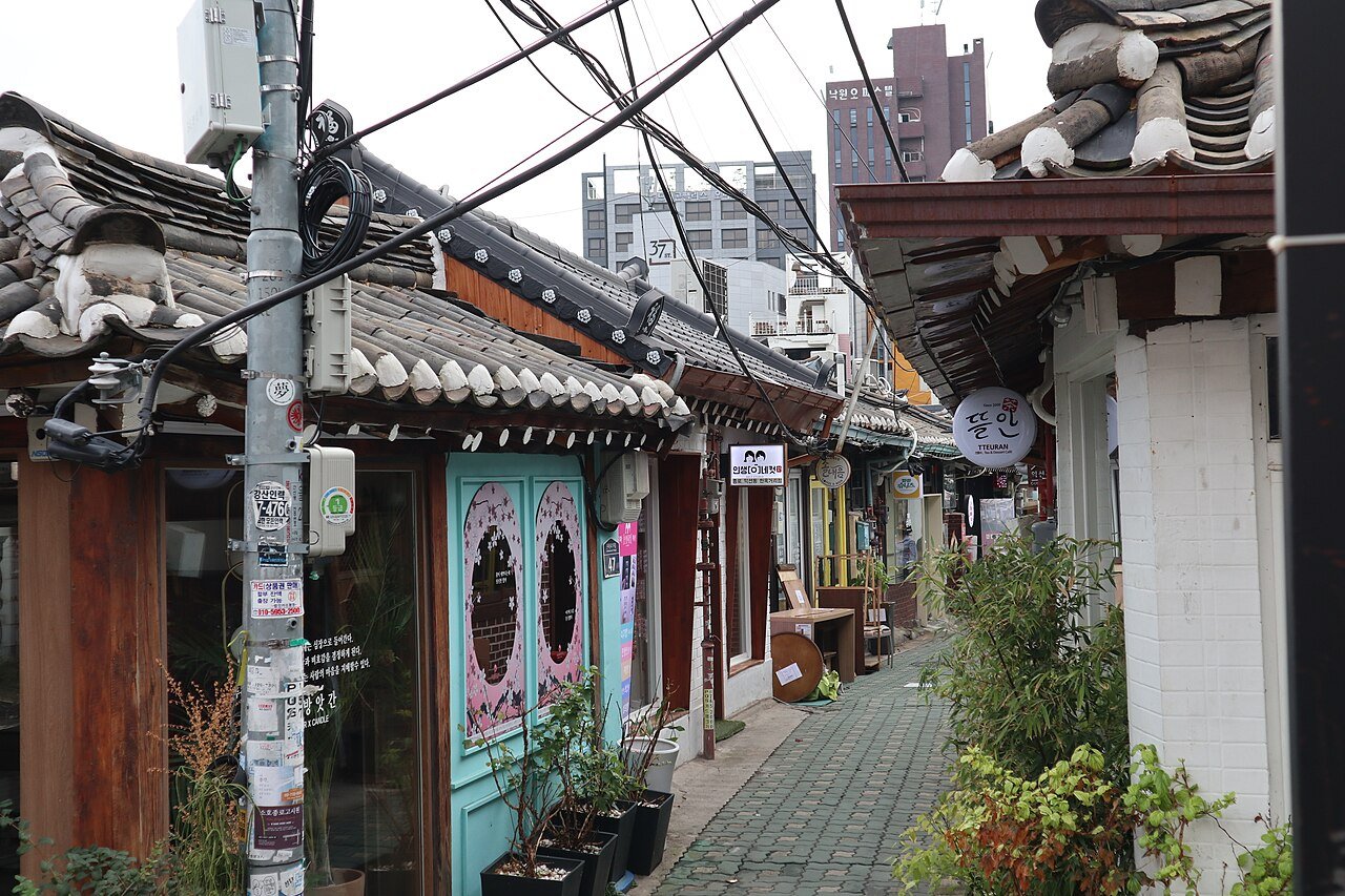 Ikseon-dong hanok alley near Jayeondo Salt Bread bakery