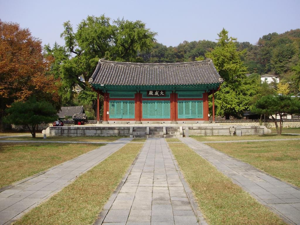 Jeonju Hanok Village in autumn: Daeseongjeon hall of Jeonju Hyanggyo with fall trees