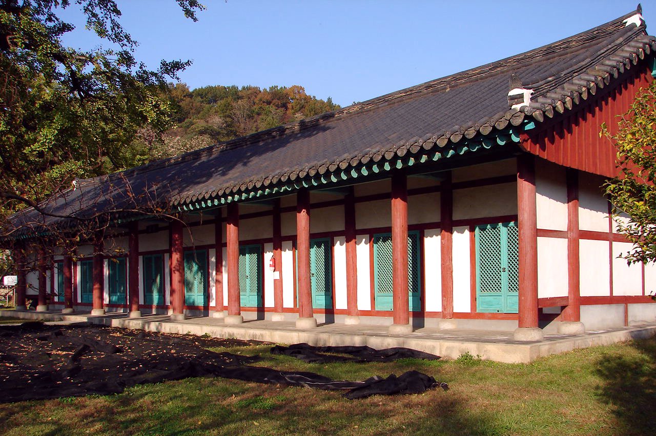 Traditional lecture hall at Jeonju Hyanggyo Confucian school in autumn