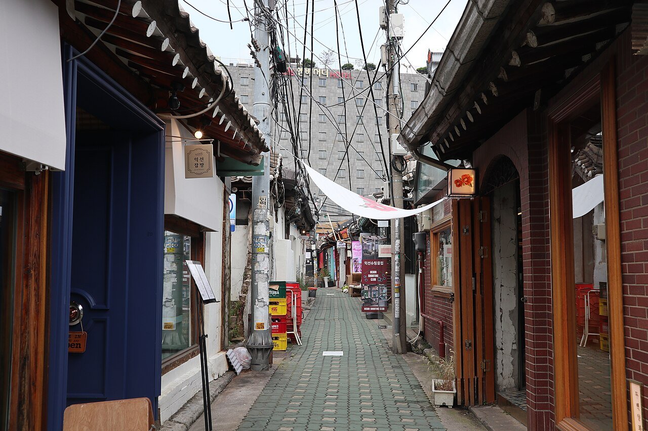 Trendy Seoul Cafes & Restaurants: 10 Spots Young Locals Love