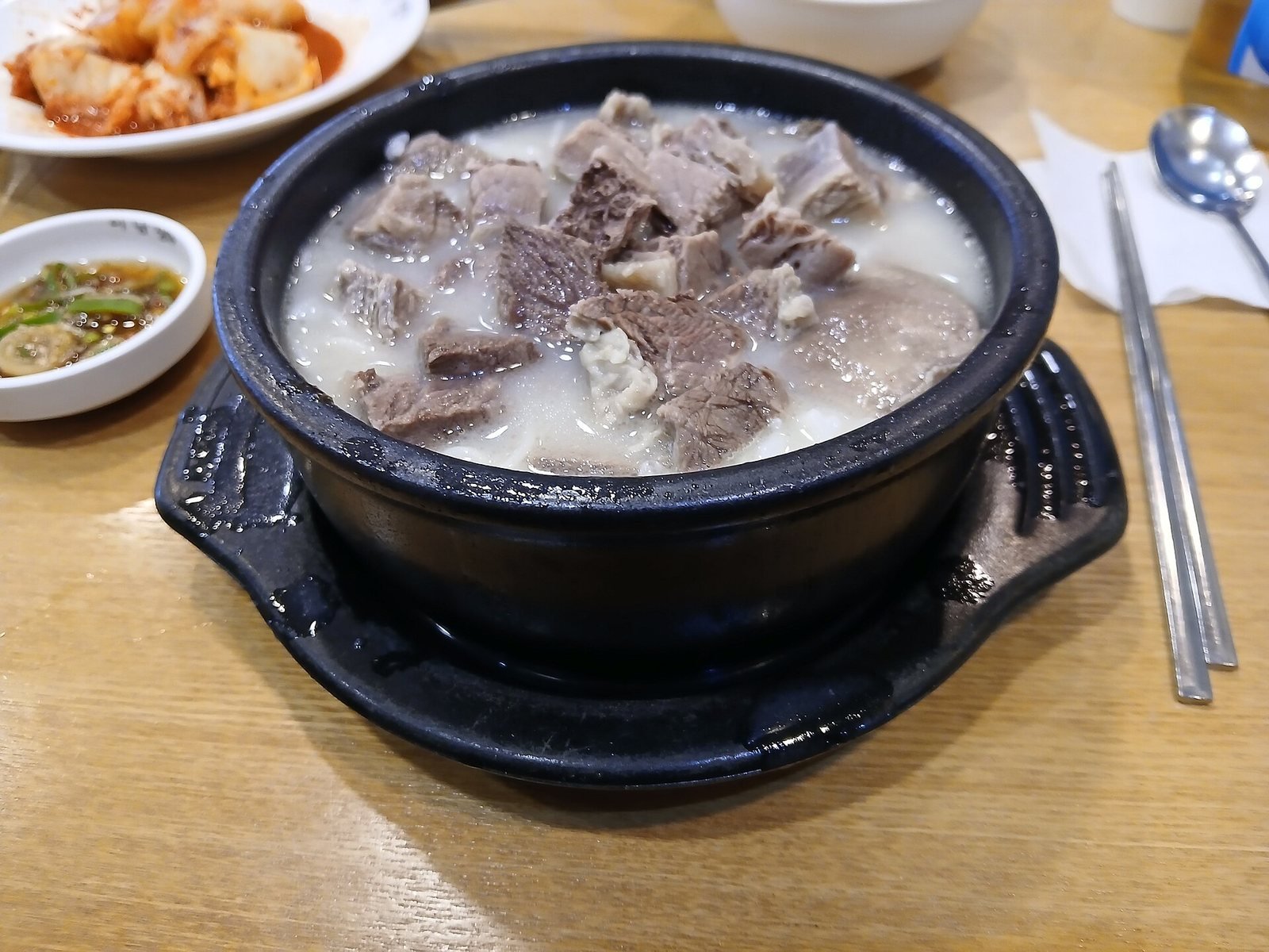 Seolleongtang & yangji-tang, a classic Korean dish served at Mapo Ok
