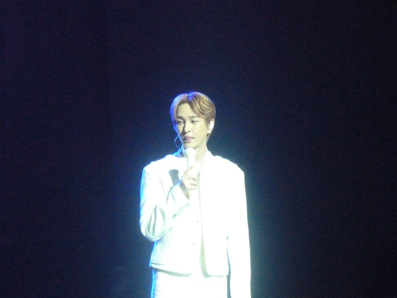 SHINee ONEW singing live with band at his 2025 concert
