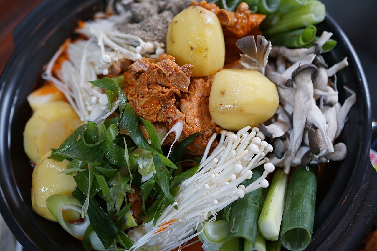 Somunnan Seongsu Gamjatang: Seongsu’s Pork Bone Stew Favorite