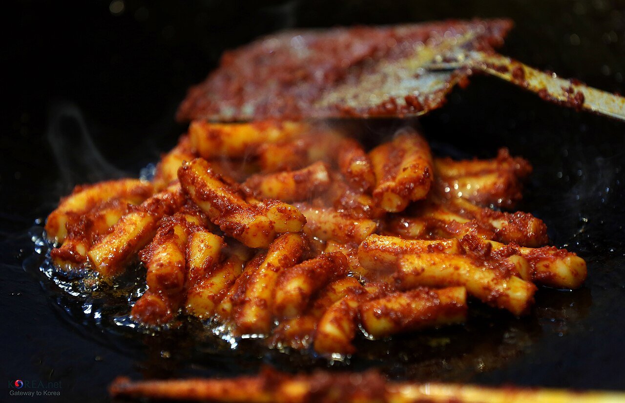 Gireum oil tteokbokki frying on a griddle at Tongin Market, Seoul