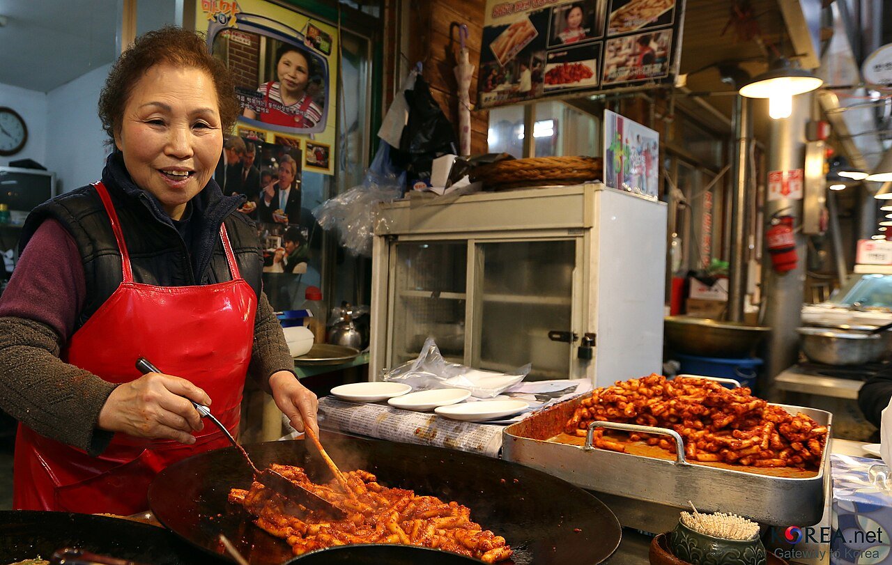 Vendor cooking oil tteokbokki in Seoul at a Tongin Market stall