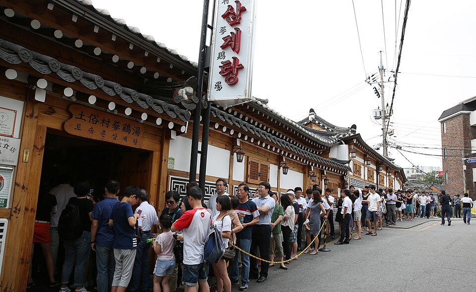 Samgyetang in Seoul: long queue outside Tosokchon on malbok day